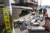 Ziegelsteine einer eingestürzten Mauer liegen auf einer Straße, nachdem ein Erdbeben der Stärke 7,3 den Nordosten Japans am späten Abend des 13. Februar erschüttert hatte.