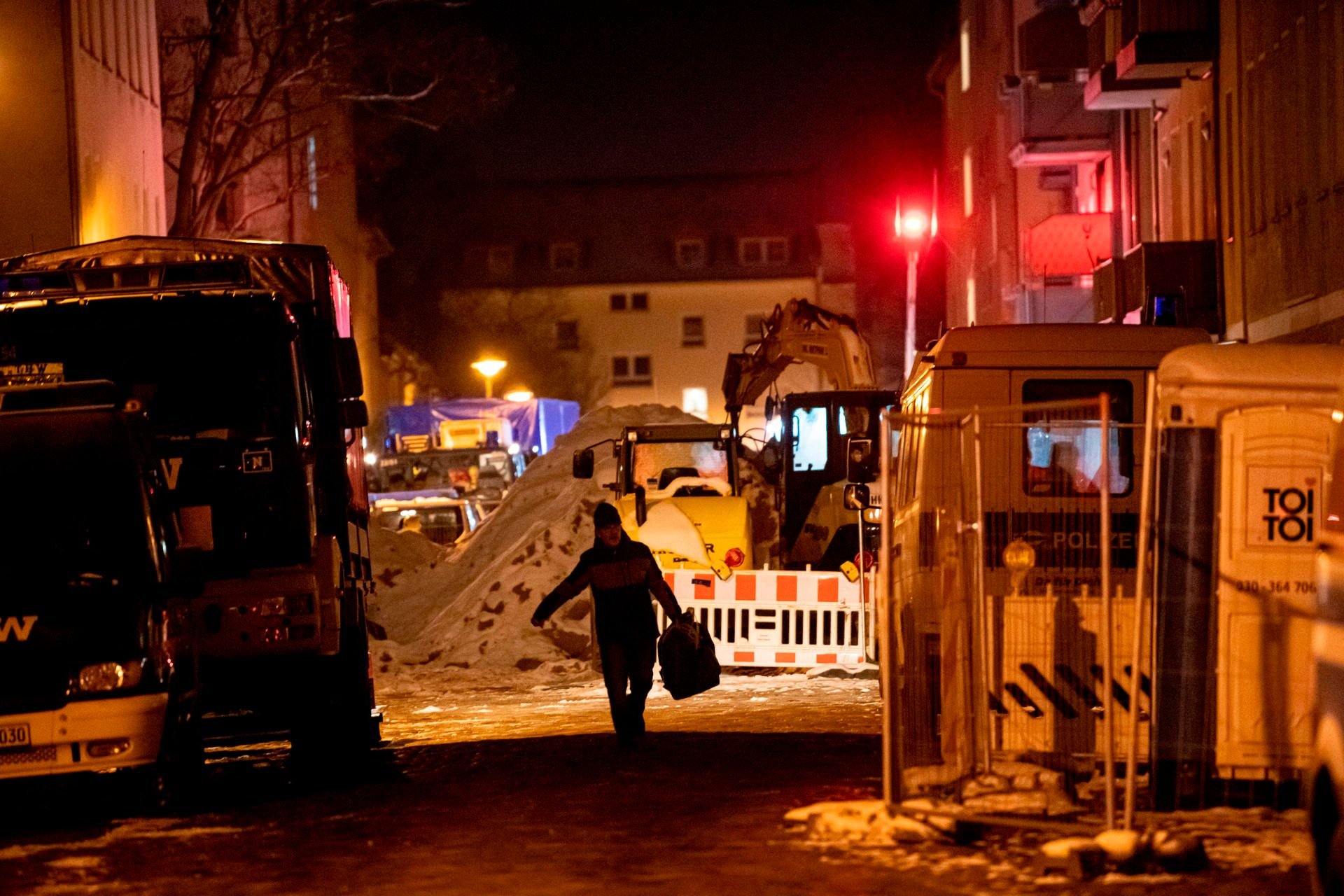Berlin: Ein Mann geht durch die Pohlestraße. In Berlin-Köpenick haben am Abend Bewohner von 18 Häusern ihre Wohnungen verlassen müssen, nachdem eine angrenzende Baugrube mit Wasser vollgelaufen war.