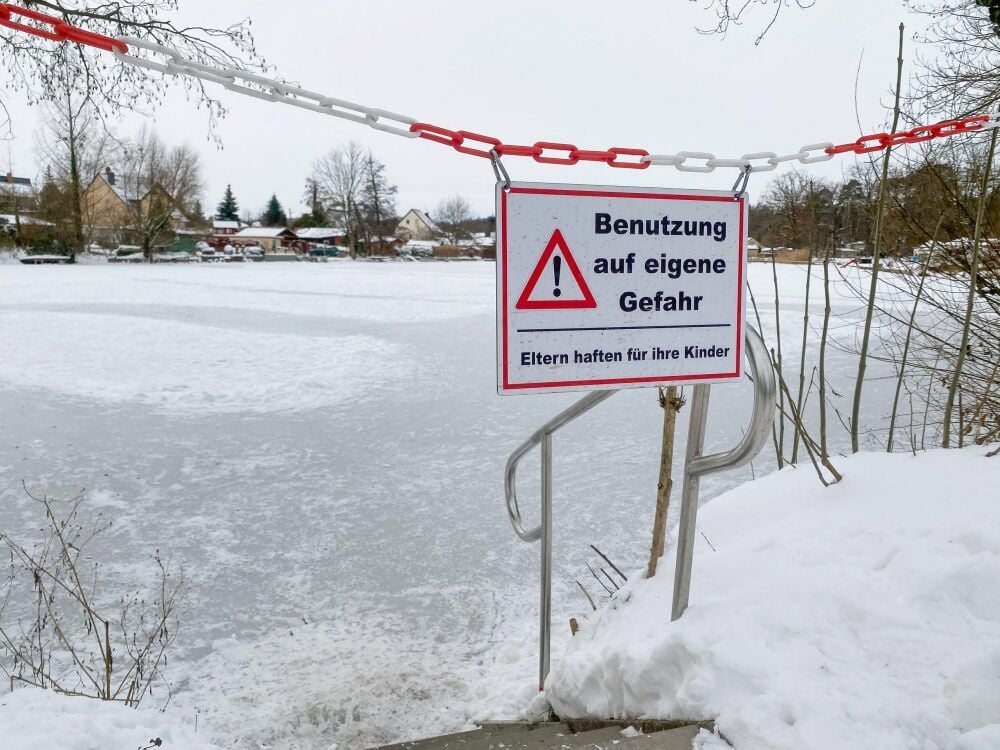 Schilder am Mühlteich in Mosigkau warnen vor dem Betreten der Eisfläche.