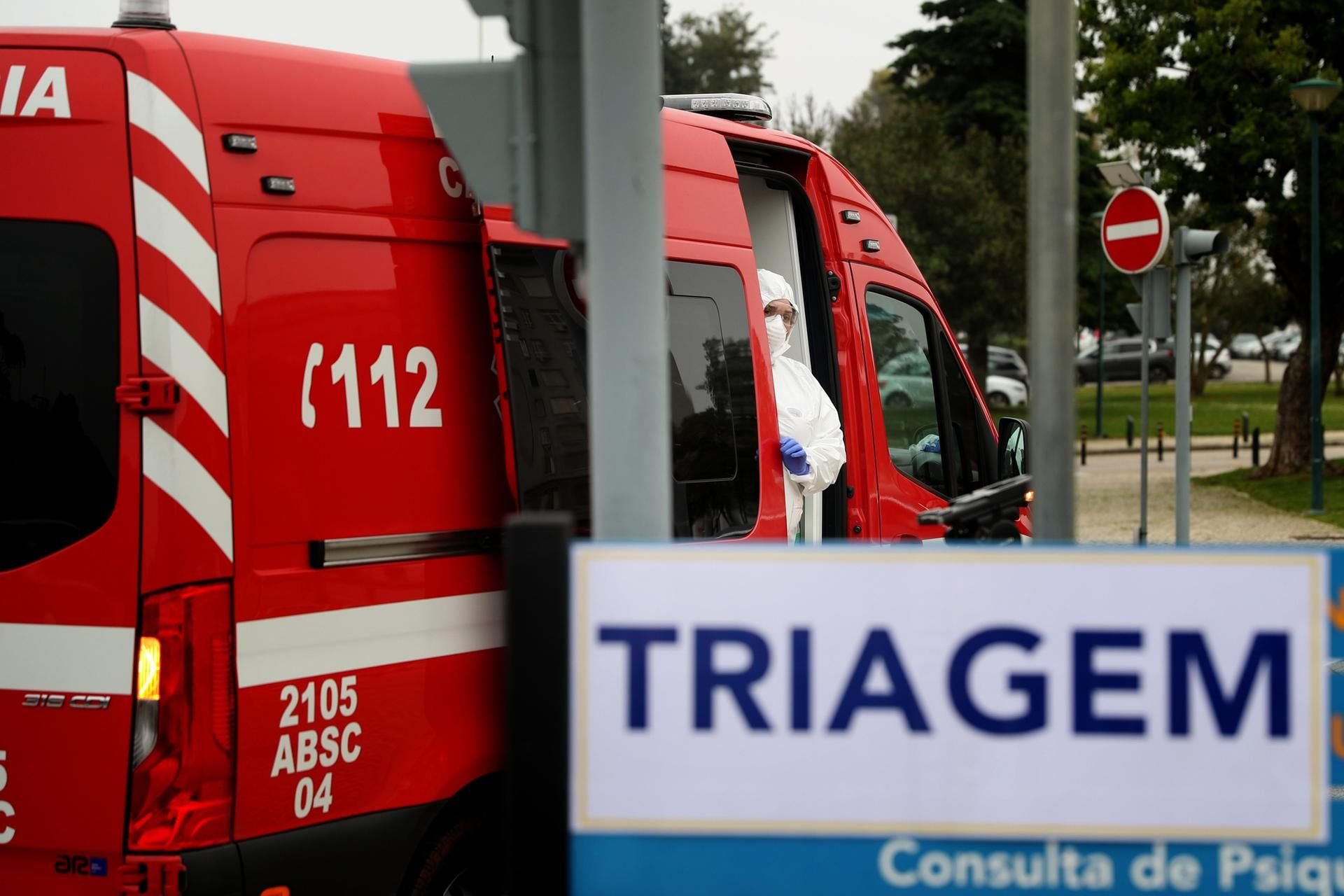 Triagezentrum für Corona-Patienten vor einem Krankenhaus n Lissabon