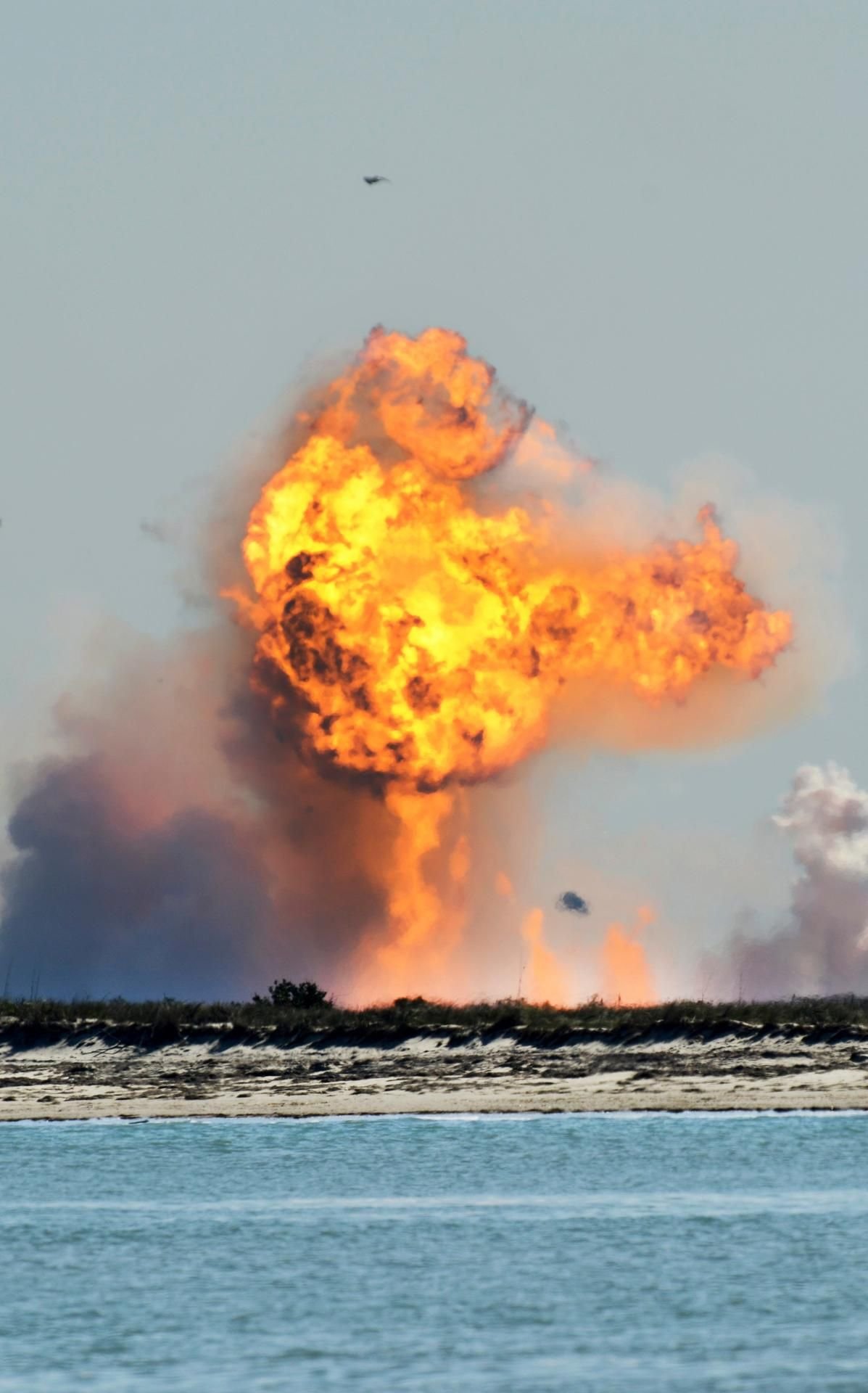 Der kugelförmige Starship-Prototyp von SpaceX explodiert nach dem Absturz.