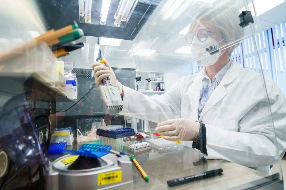 In Laboren, wie hier symbolisch bei der Firma Bioscientia, können die unterschiedlichen Virusvarianten mit moderner Technik bestimmt werden.