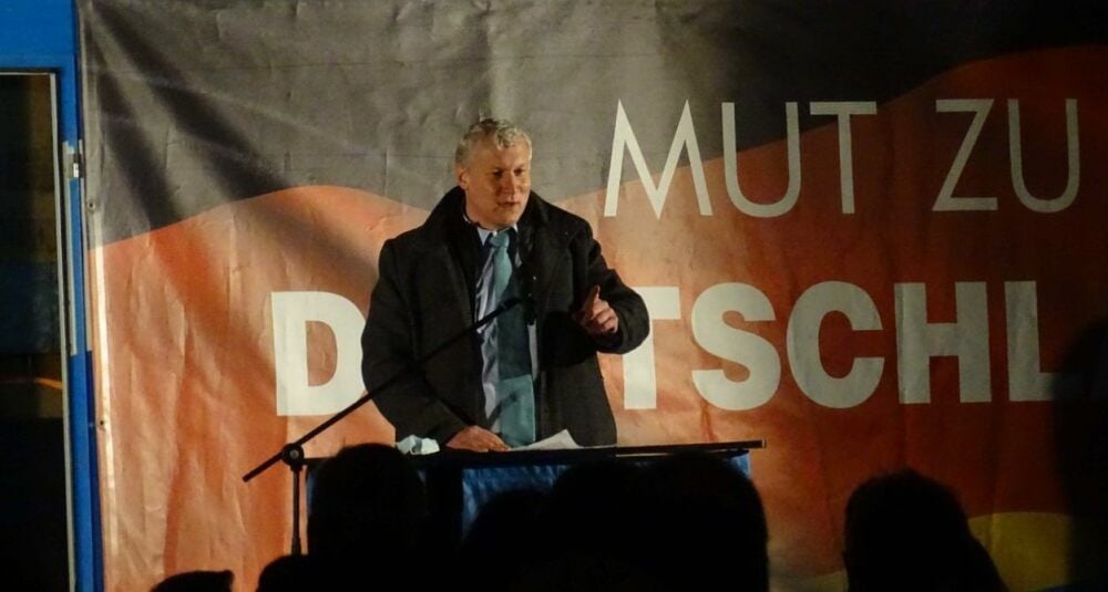 Im November trat AfD-Politiker Alexander Raue bei einer Kundgebung gegen die Corona-Politik der Bundesregierung auf dem Hallmarkt auf.