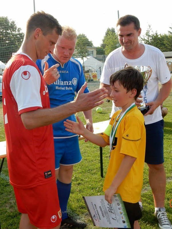 Der ehemalige Union-Profi Ronny Nikol (l.) gratuliert JSG-Kapitän Anthony Mildner zum Geburtstag.