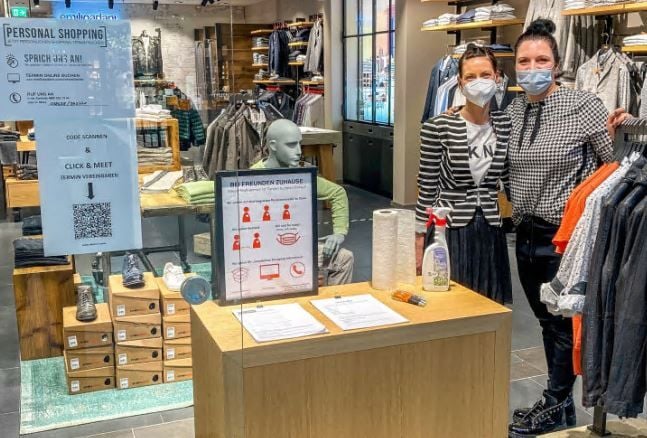 Nicole Schütze (r.) und Sabrina Jessica Denner lassen auch spontane Besucher in die Emilio-Adani-Filiale im Nova, wenn noch Termine frei sind.