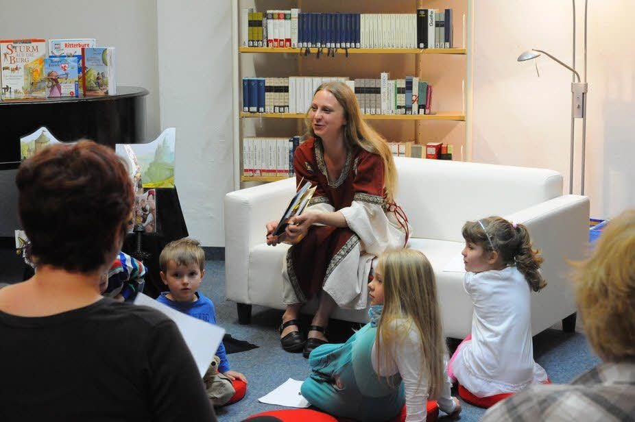 Unterhaltung für die Kleinsten: Antje Key, Leiterin der Naumburger Kinderbibliothek, liest den jüngsten Gästen vor.