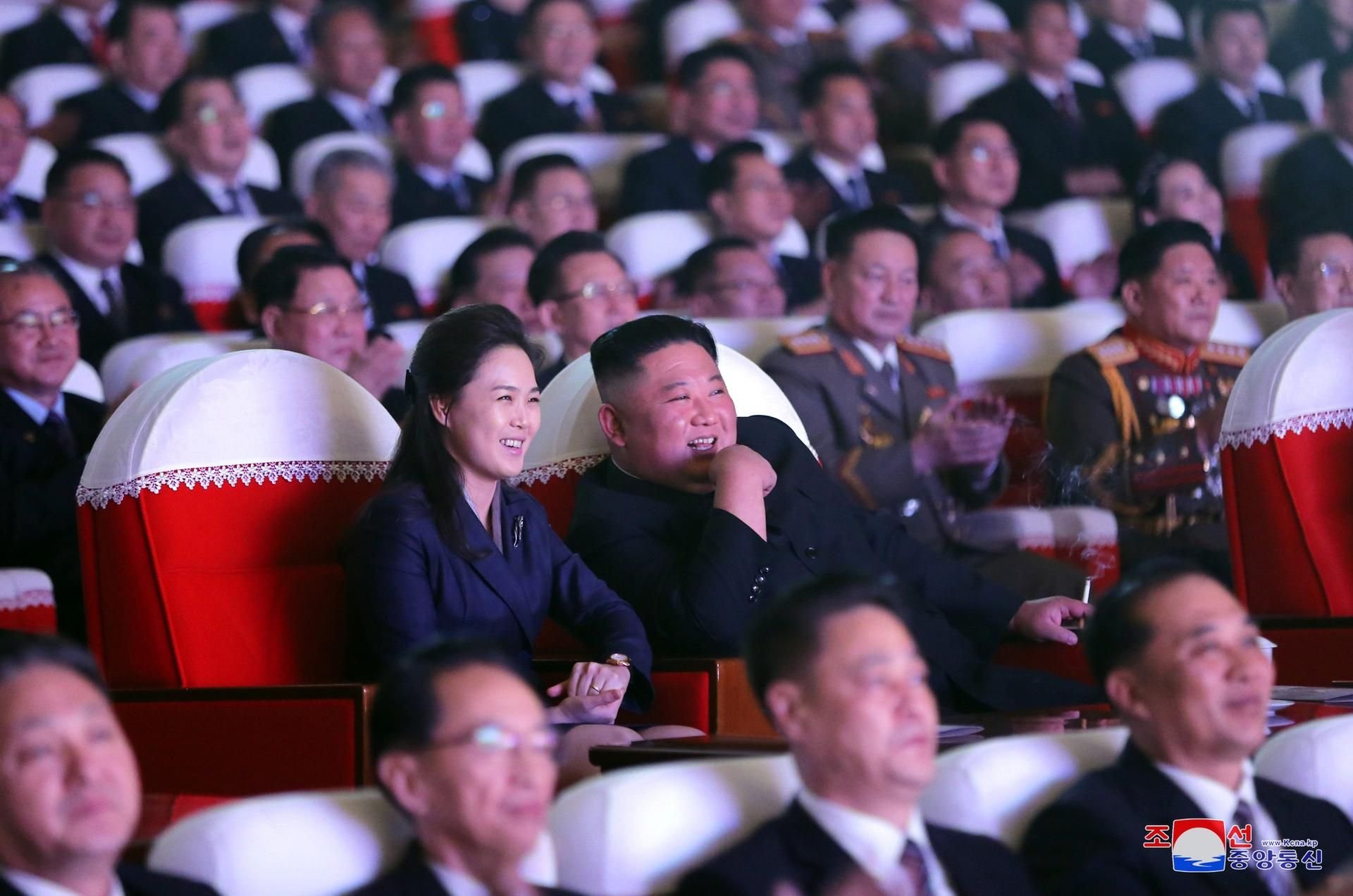 Nordkoreas Machthaber Kim Jong Un (r., zweite Reihe) sitzt im Mansudae-Kunsttheater bei einer Aufführung neben seiner Frau Ri Sol Ju.