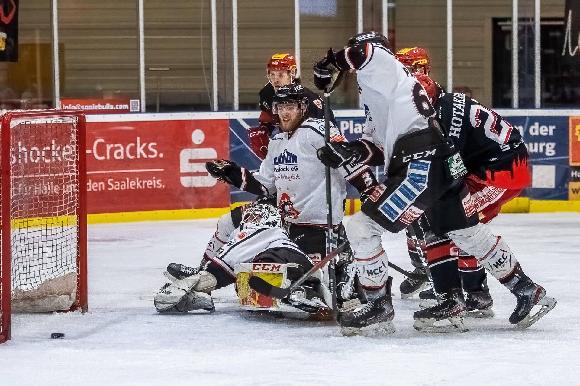 Valtteri Hotakainen von den Saale Bulls trifft zum 1:1 nach Vorarbeit von Kai Schmitz