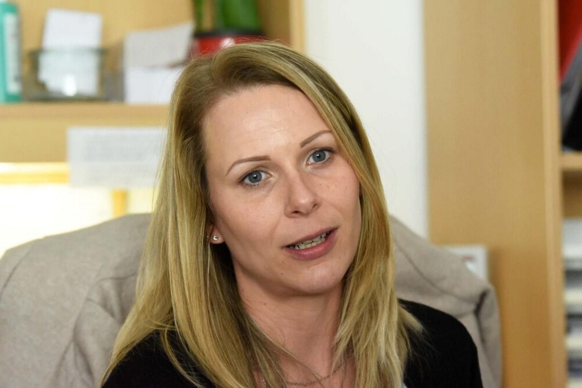 Mandy Vollmer freut sich über die Blumen, die sie stellvertretend für ihre Kolleginnen entgegennehmen konnte.