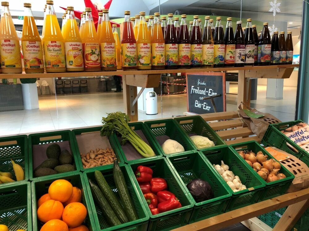 Bei Saaletal-Naturkost im Merse-Center in Merseburg findet sich beim Gemüseangebot aktuell Weiß- und Rotkohl sowie Knoblauch vom „Grünen Berg“.