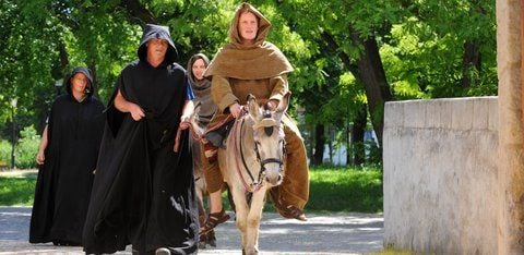 Hoch zu Esel reiten zwei Mönche ins Marientor ein. Während der Aufführung "Der Name der Rose" können die Zuschauer das Mittelalter sogar riechen. (FOTO: TORSTEN BIEL)