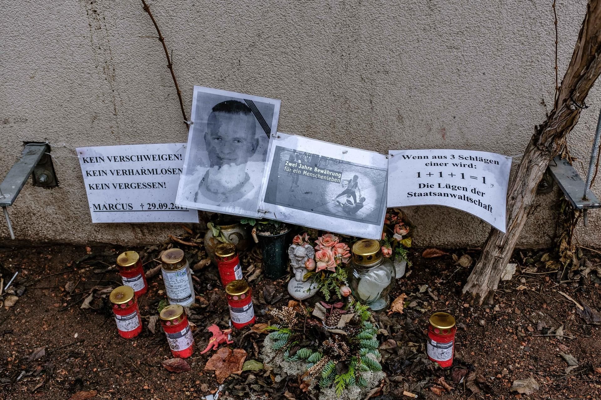 An einer Wand des Einkaufszentrums Arsenal in Wittenberg hat sich eine kleine Gedenk-Ecke etabliert.