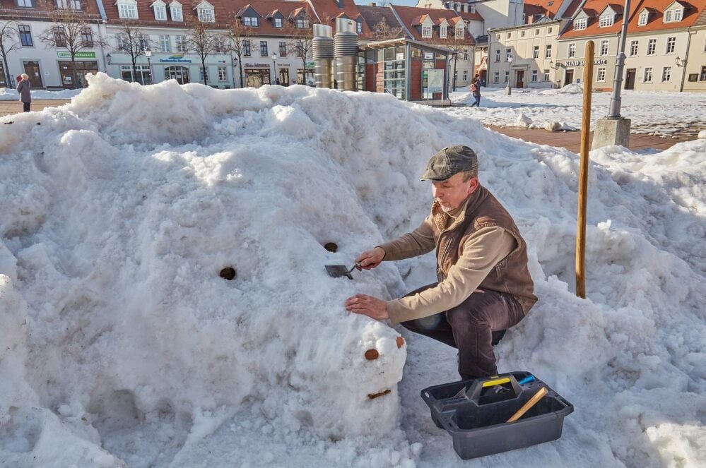 Mit kleinen bearbeiteten Holzstücken hat Ulf Knaul den Bärenkopf auf dem Bernburger Karlsplatz verfeinert.