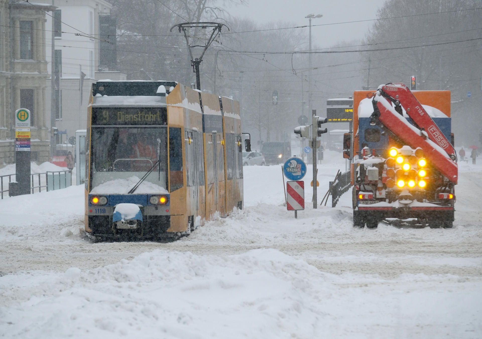 Eine Straßenbahn steht auf verschneiten Gleisen in der Innenstadt. Heftige Schneefälle haben den Leipziger Personennahverkehr zum Erliegen gebracht.