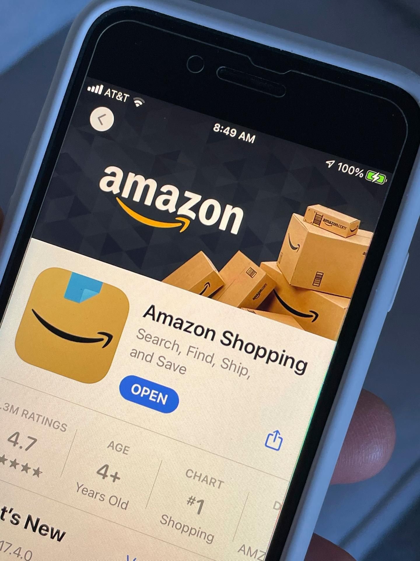 Das neue Logo der Amazon-App. Zuvor war die untere rechte Ecke des Zettels in dem Logo nicht abgeknickt und erinnerte Nutzer an einen Hitler-Bart.