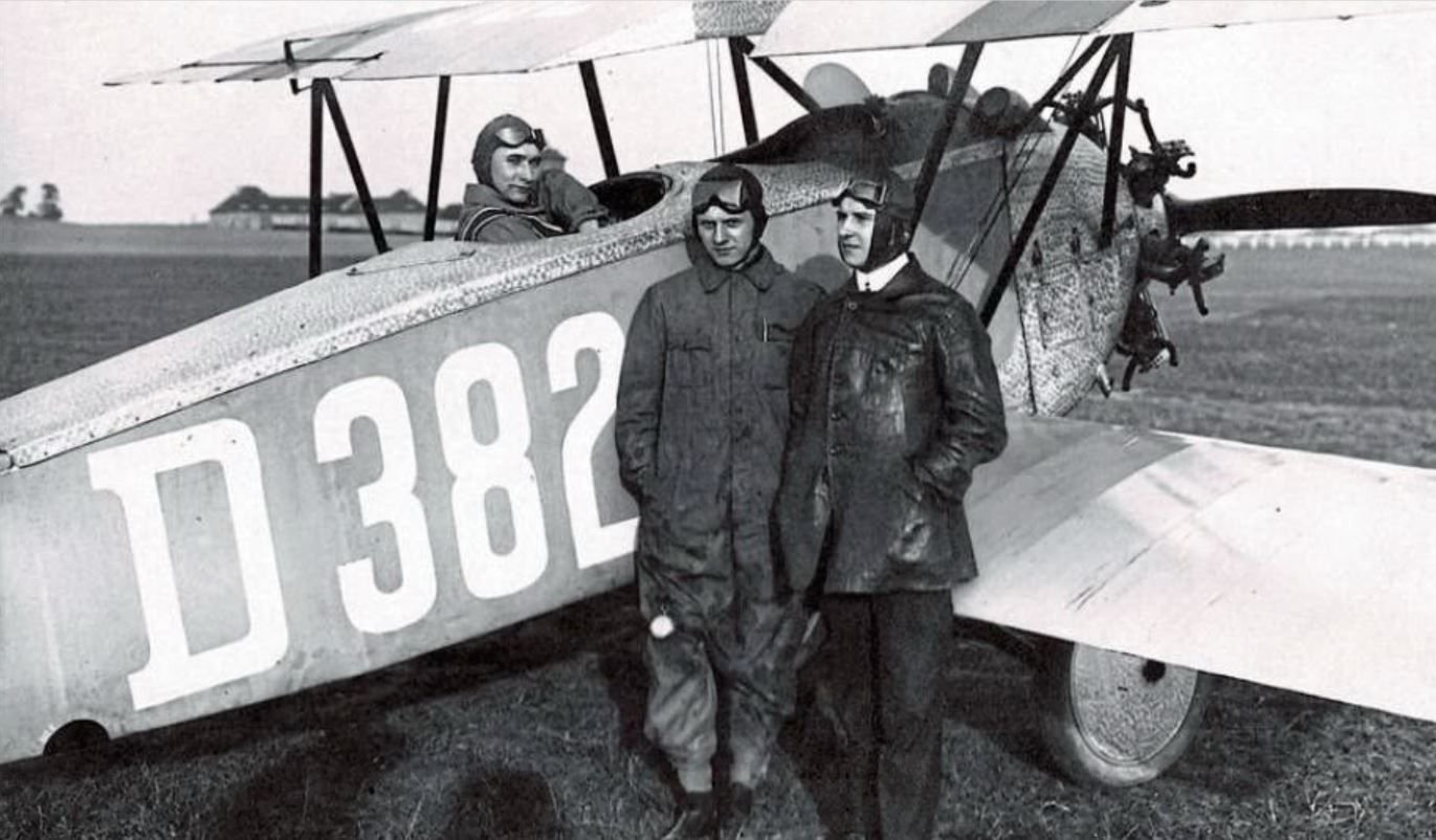 Walter Bönig 1926 in einer Maschine vom Typ Dietrich DP Ila Bussard, davor Flugkameraden.