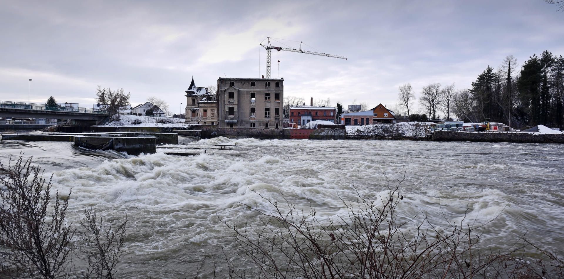 Am Muldewehr in Jeßnitz ist der gestiegene Wasserstand schon an den wilden Wellen und der starken Strömung zu sehen.