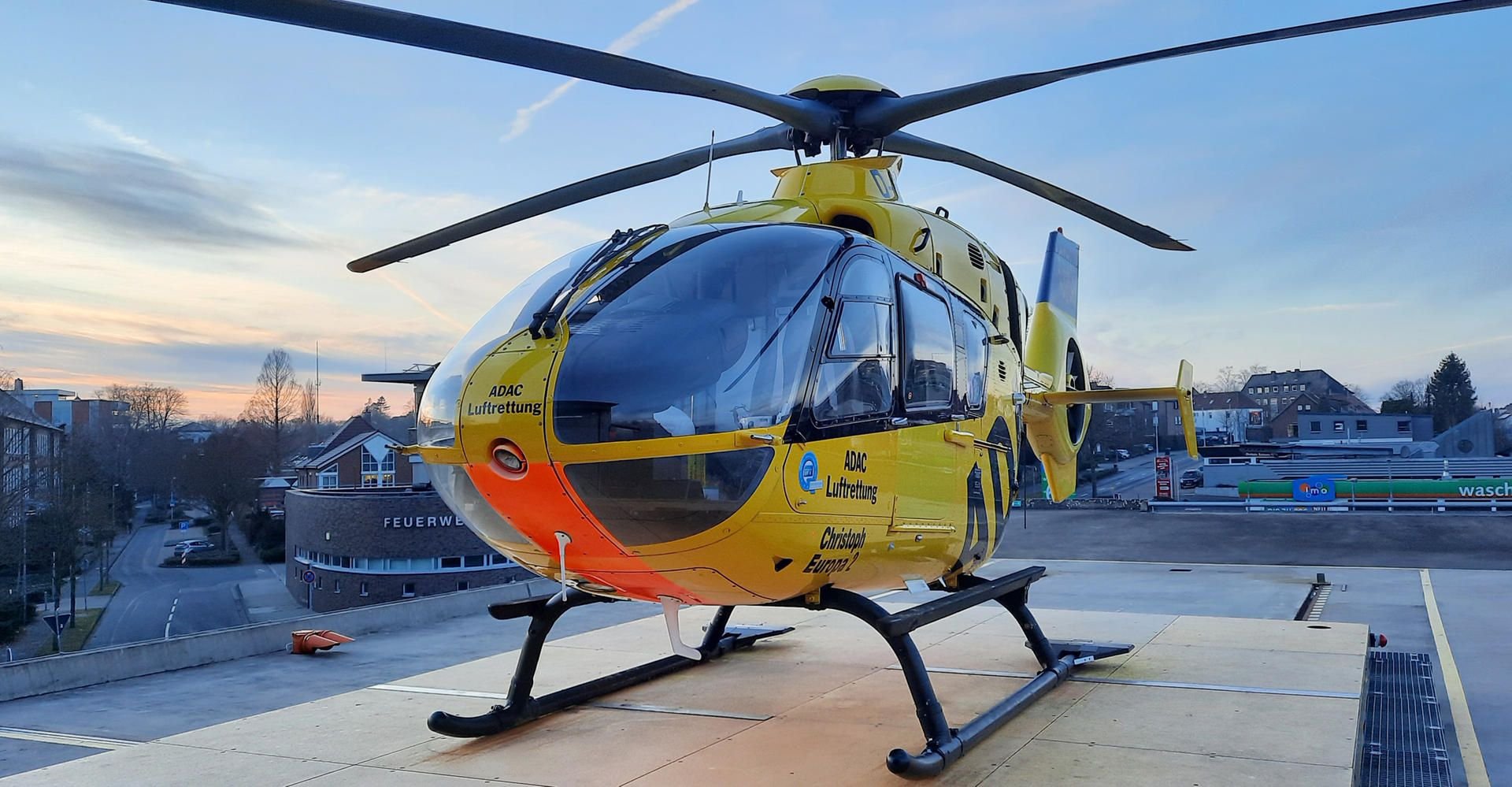 Der ADAC-Hubschrauber Christoph Europa 2 (undatierte Aufnahme). Nicht mal der Helikopter ist für den kleinen Martin Timotheus schnell genug gewesen - er ist im Anflug auf das Klinikum Osnabrück in 150 Metern Höhe zur Welt gekommen.