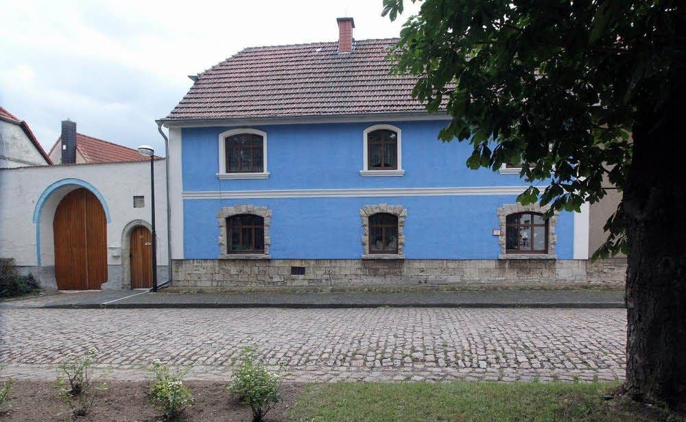 Bilder eines Dorfes: war schon immer blau, das blaue Haus
