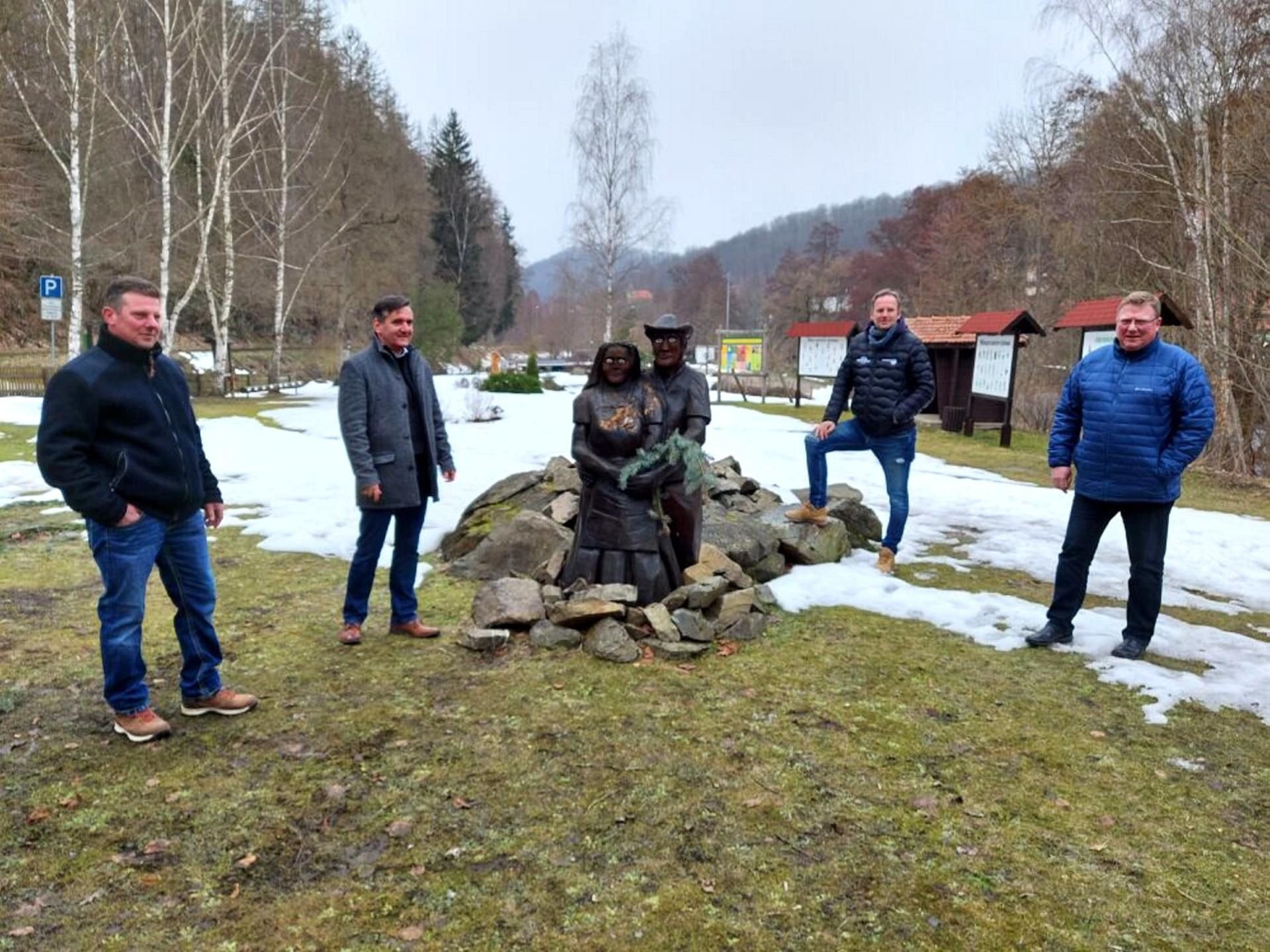 Ortschef Michel Wiese, Landrat Thomas Balcerowski, Eventmanager Christian Legler und Bürgermeister Frank Hirschelmann sehen sich im Bewerberort um.