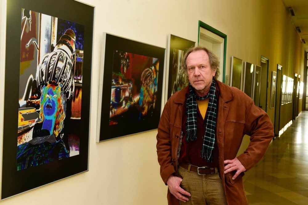 Der Schönburger Künstler Thomas Wieduwilt mit seinen neuen fotokünstlerischen Arbeiten in der Naumburger Rathausgalerie.