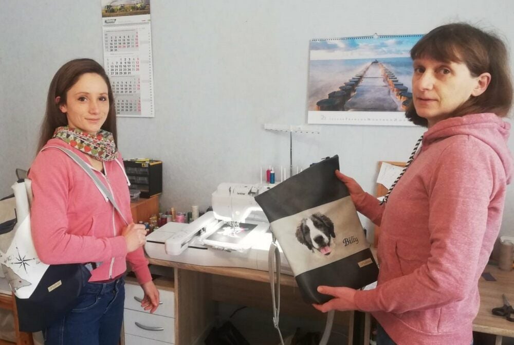 Jenny und Diana Schwennicke (v.li.) fertigen in ihrem Nähladen „Windfarben“ Taschen mit besonderen Aufdrucken.