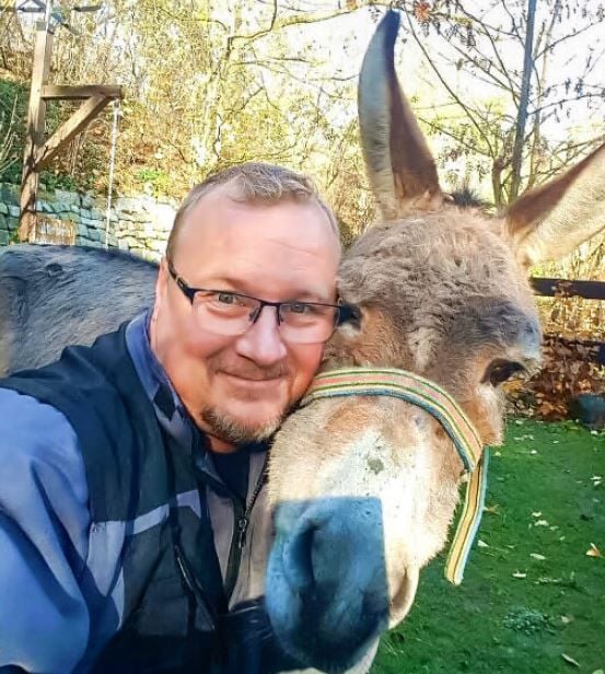 Pfleger Jens Haase hat im vorigen Jahr noch ein tolles Selfi mit Esel Freddy gemacht.