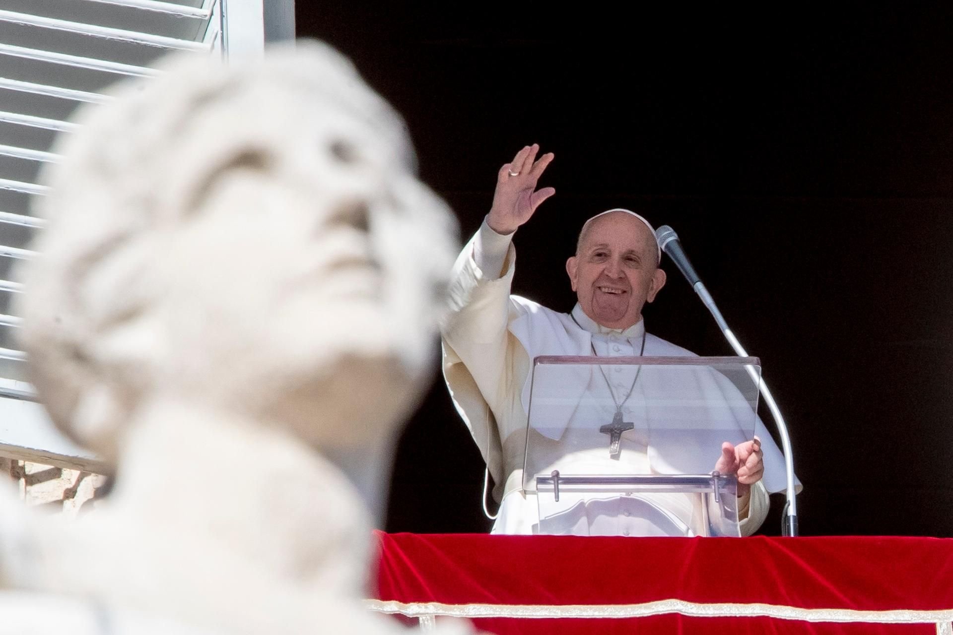 Papst Franziskus winkt, als er von seinem Fenster aus mit Blick auf den Petersplatz seinen Segen erteilt.