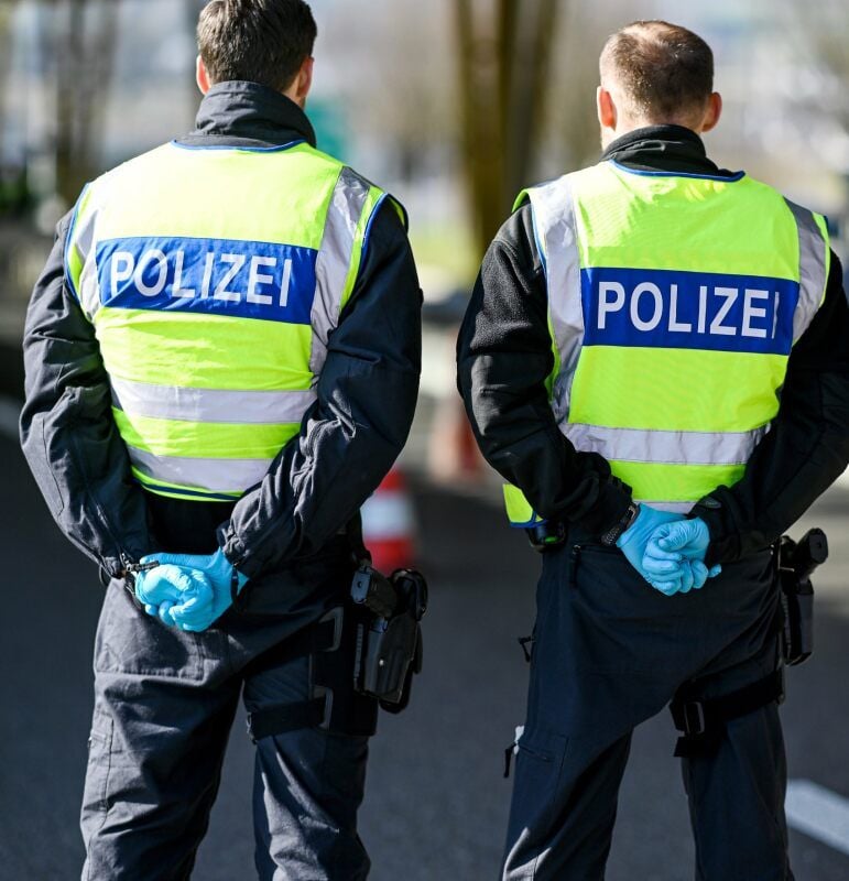 Eine Ausgangssperre, die jetzt auch im Burgenlandkreis droht, würde - wie auf diesem Symbolfoto - einen hohen Kontrollaufwand für Polizei und Ordnungsbehörden bedeuten.