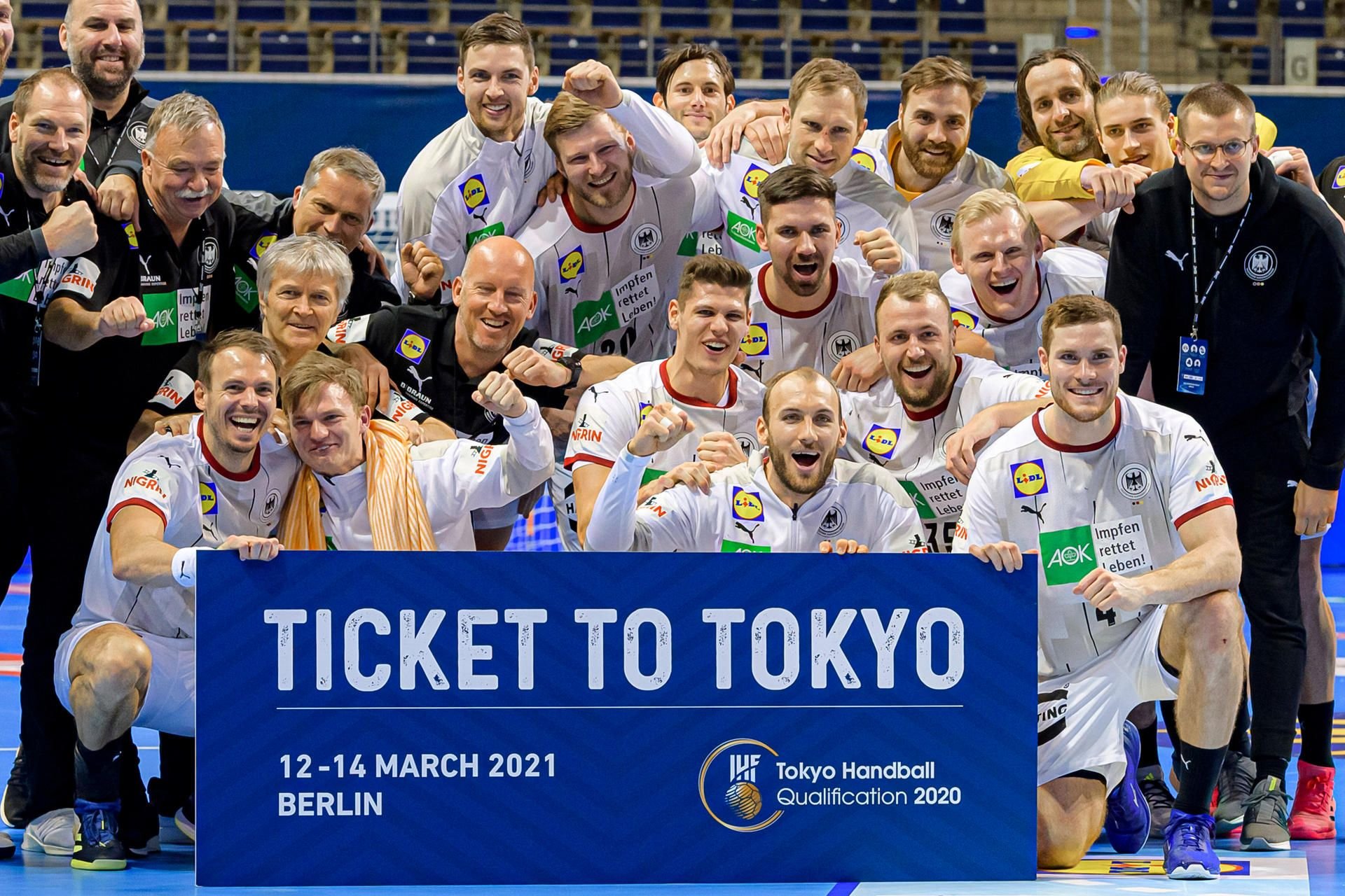 Deutschlands Handball-Nationalmannschaft bejubelt das Olympia-Ticket für Tokio 2021.
