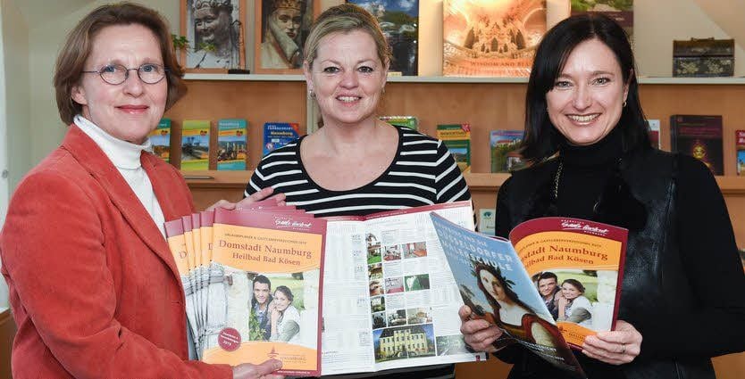 Präsentieren in der Naumburger Tourist-Information das neue Gastgeberverzeichnis: Nicola Rouette-Lauer (v.l.), Anke Scholz und Annett Einicke.