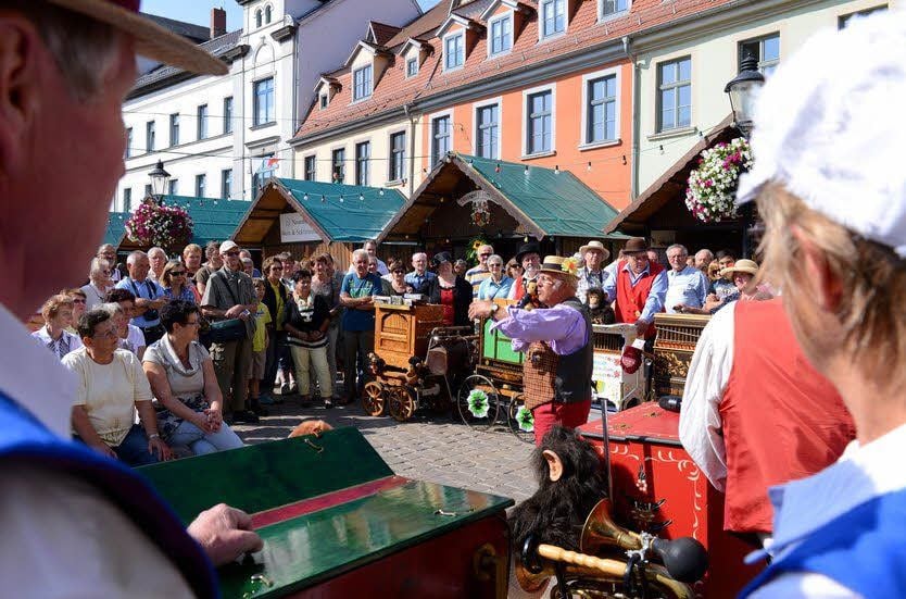 Das Weinfest auf dem Holzmarkt bietet traditionell den Rahmen für die Eröffnung des Drehorgelfestes.