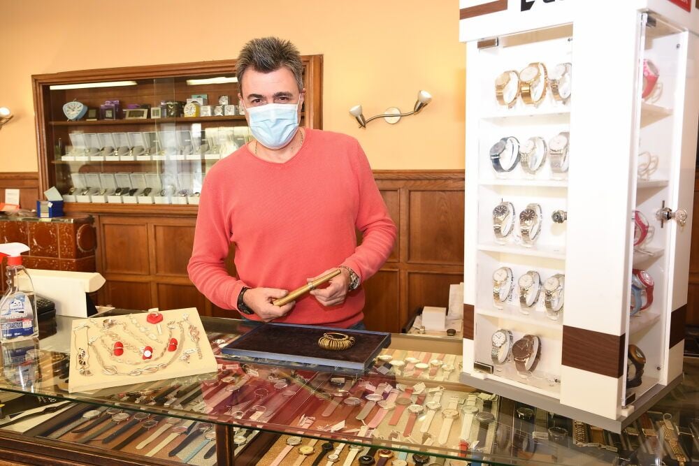 Uwe Schönemann in seinem Laden in der Weintraubenstraße in Köthen: Seine Eltern haben das Juweliergeschäft 1930 eröffnet.