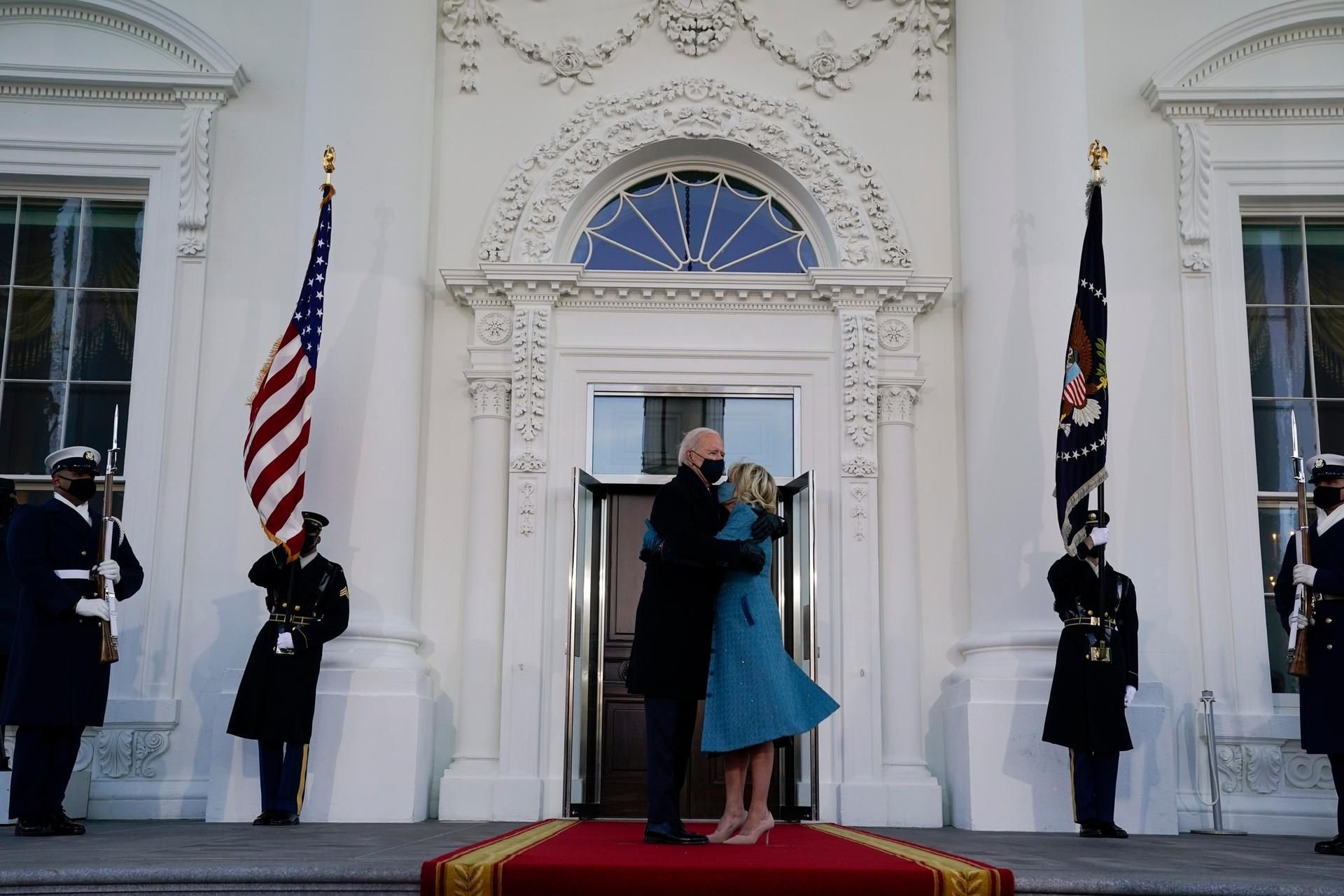 Präsident Joe Biden umarmt First Lady Jill Biden vor dem Weißen Haus.