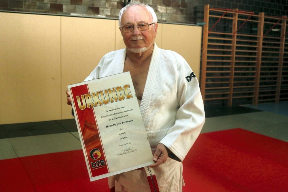 Hans-Jürgen Tschentke von der Budovereinigung Mansfelder Land präsentiert stolz die Urkunde, die vom frisch verliehenen Dan kündet.