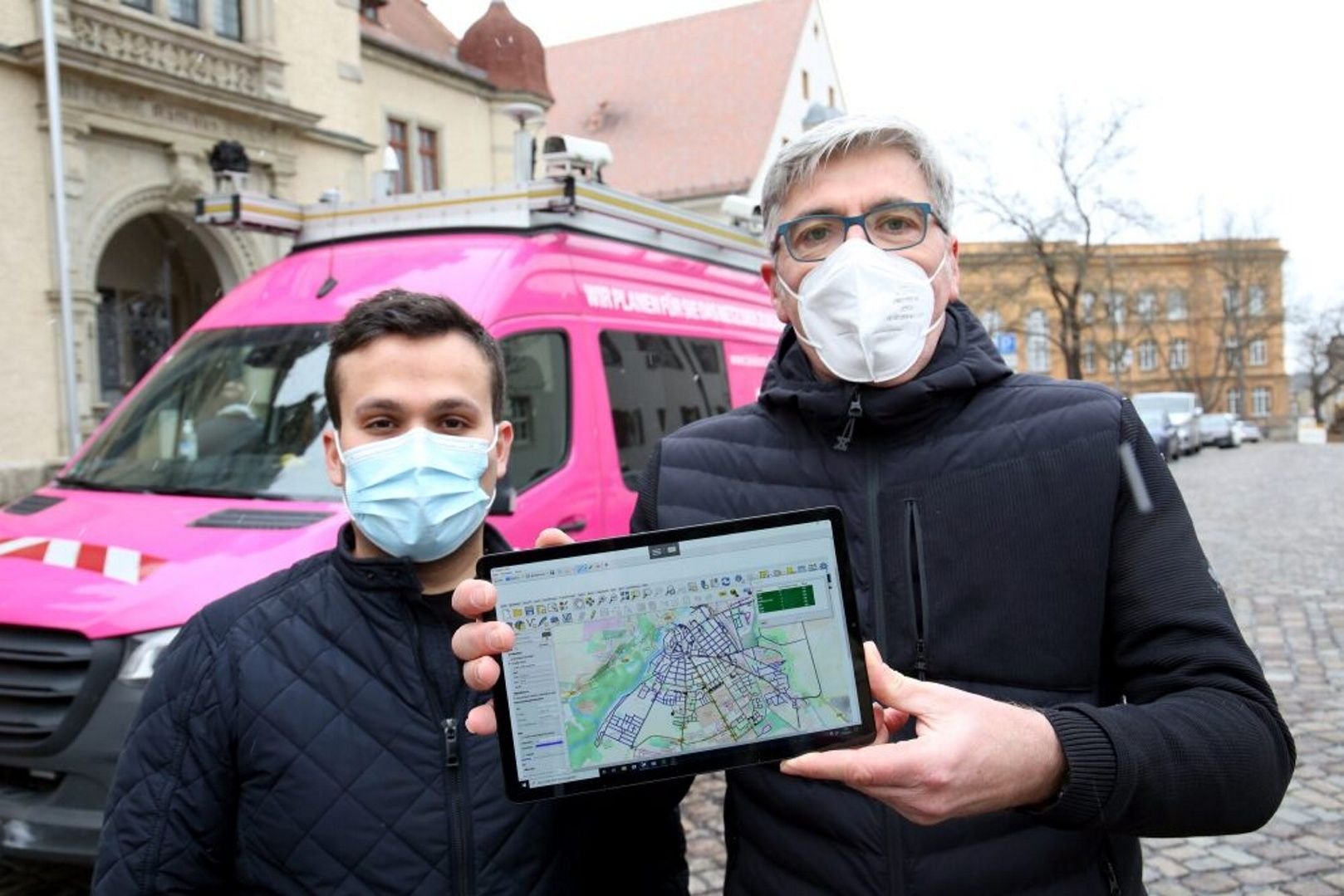 Adem Karaca (links) und Alexander Göß von der Firma Geotechnik befahren mit einem Messwagen die Stadt Bernburg.