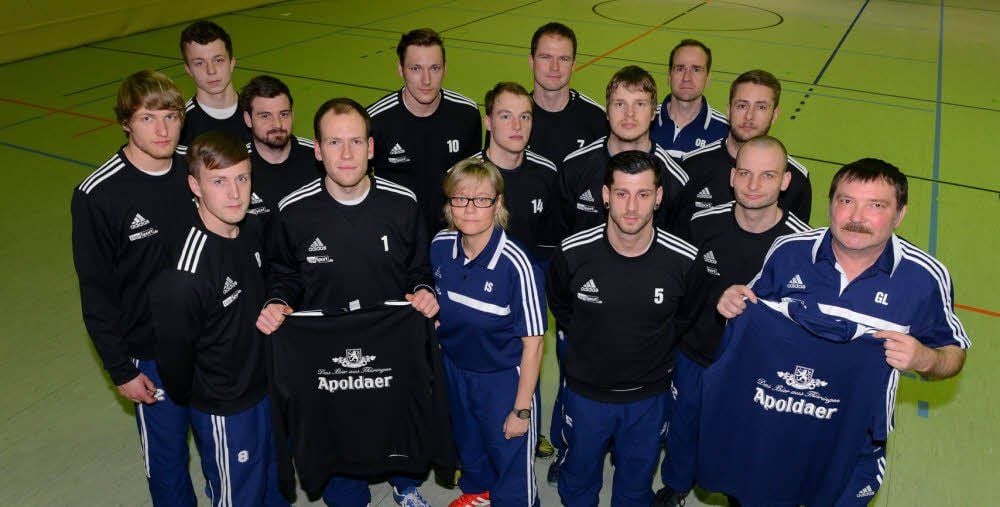 Schon beim Sieg in Apolda hatten die Handballer des HSV Naumburg-Stößen das Logo der dortigen Brauerei auf der Brust - zumindest auf den Aufwärmshirts. Auch die Teambetreuer wurden von „Apoldaer“ eingekleidet.