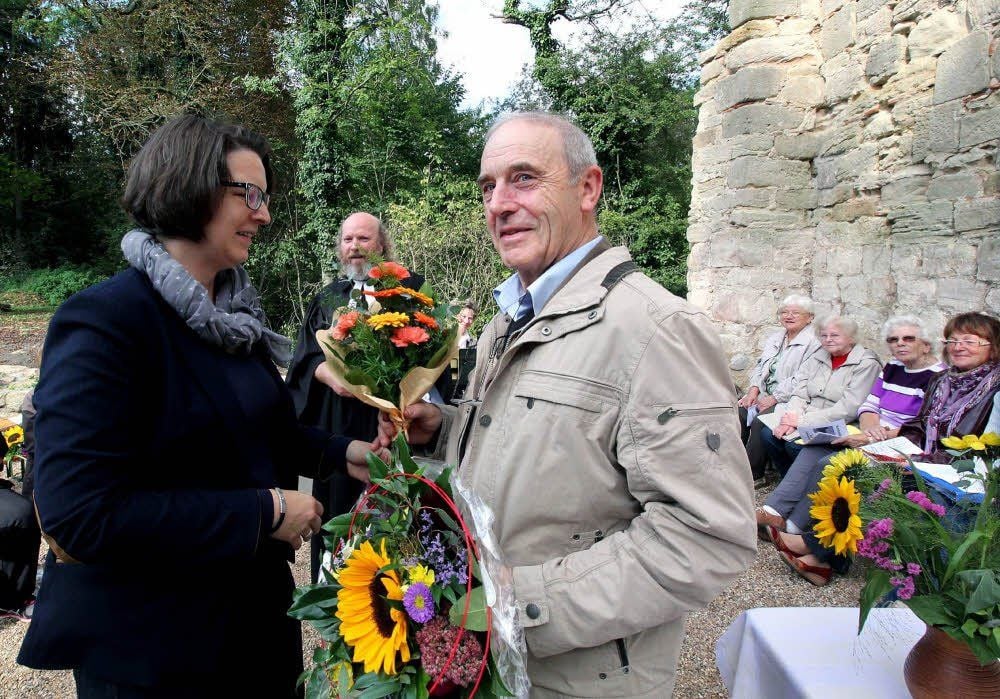 Bürgermeisterin Monika Ludwig dankt Conrad Hörich.
