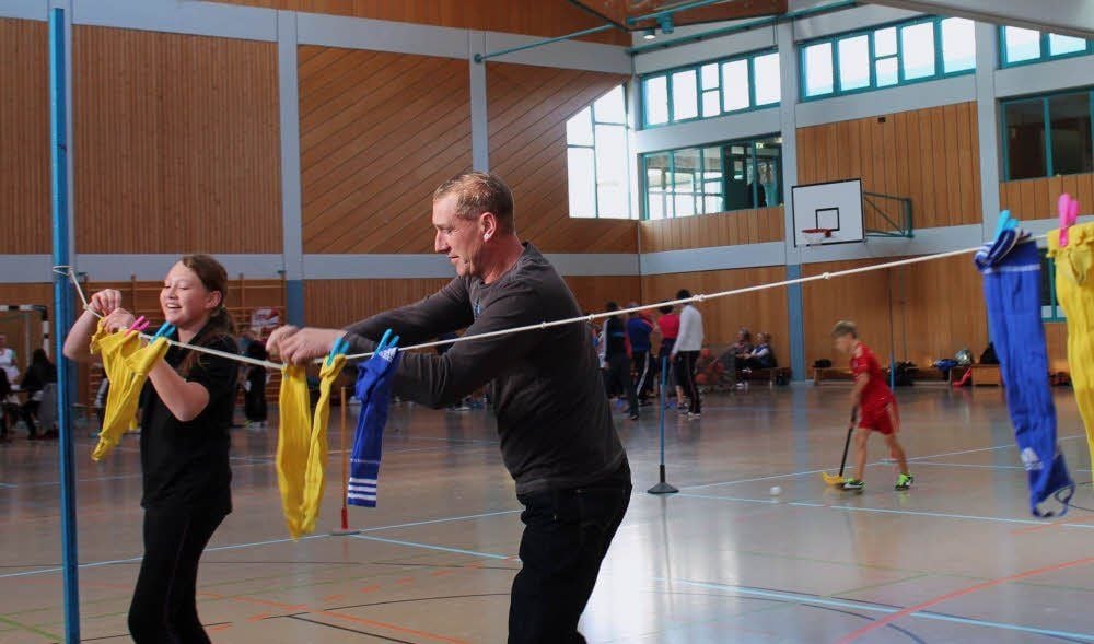 Socken in den Lauchaer Stadtfarben. Tempo ist gefragt an der Wäscheleine, einer der Stationen zum zwanzigsten Familienwettkampf am Burgenland-Gymnasium. 200 Teilnehmer sind diesmal am Start.