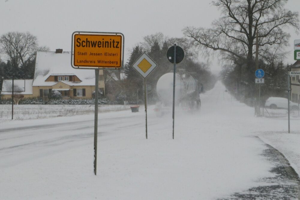 Auch wenn der Winterdienst Straßen räumt und streut, auf der B 187, hier in Schweinitz, ist derzeit ebenfalls Vorsicht gefordert.