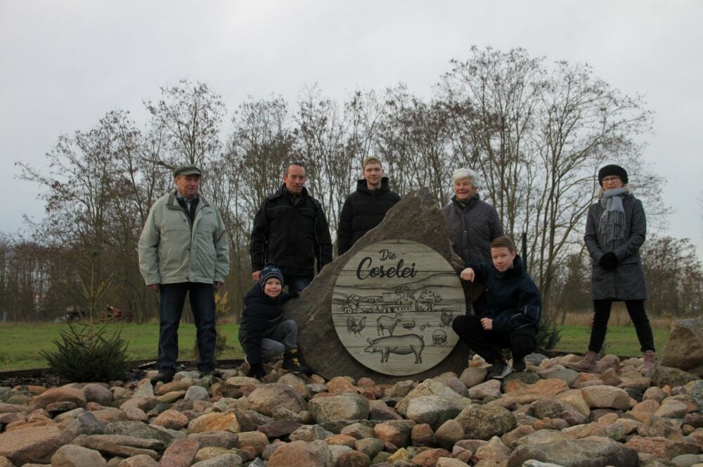 Mehr als 80 Tonnen Feldsteine schmücken die Auffahrt zur „Coselei“ in Wulfen. Dort leben Dieter Cosel, Tino Cosel, Dominic Schollmaier, Margarete Cosel und Sandra Cosel (v. li.). Zur Familie gehören noch Mailo und Melvin Cosel (vorn, v. li.).