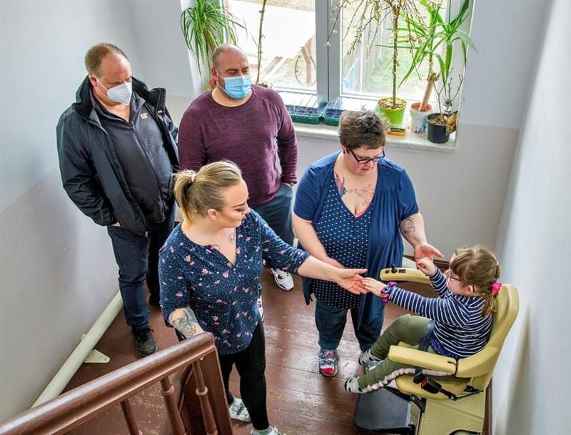 Nachbarin Lisa-Marie Zimmermann (vorn) und Mutter Grit Koderhold halten Emilia bei der Fahrt.