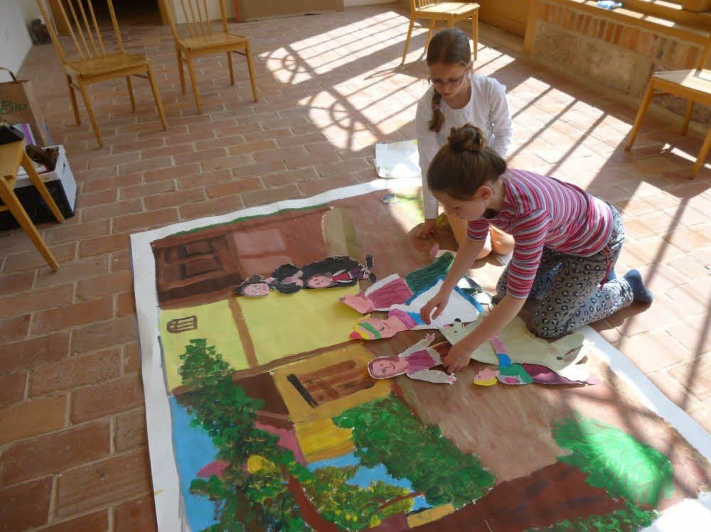 Zuvor besuchen die Mädchen und Jungen die Ausstellung im Schwurgericht und malen das Original nach.