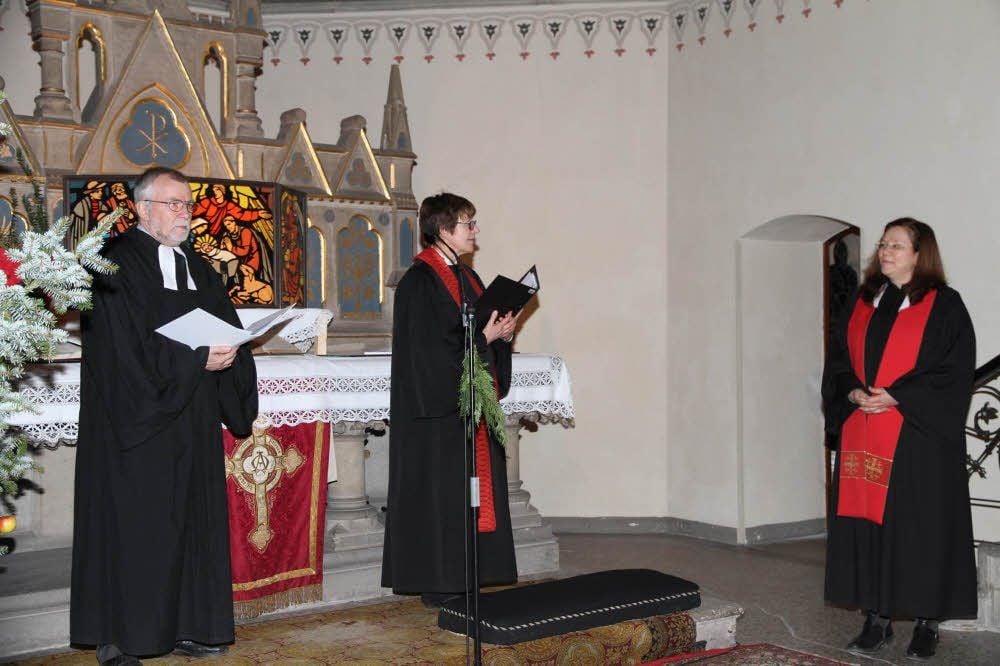 Christin Ostritz (rechts) wird von Superintendentin Ingrid Sobottka-Wermke in ihr Amt als Pastorin des Pfarrbereichs Bad Kösen eingeführt.