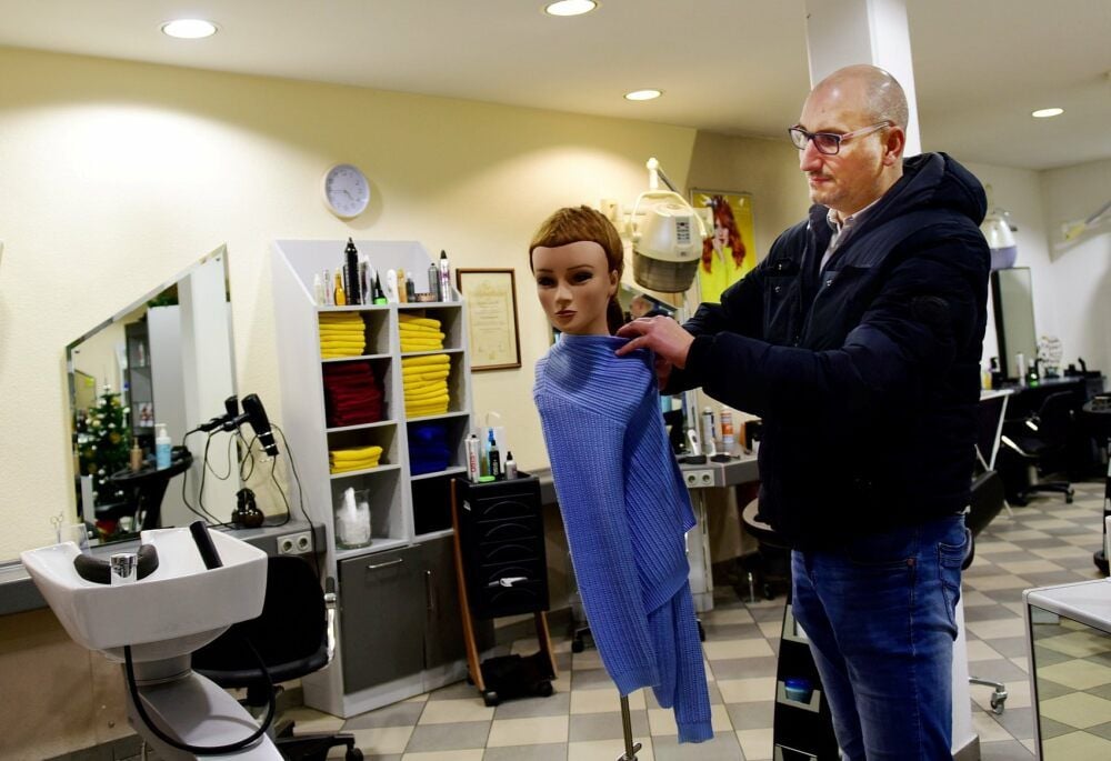 Geschäftsführer Mario Richter in einem Friseursalon in Eisleben