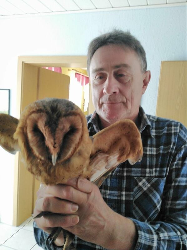 Jurik Müller mit der verletzten Schleiereule
