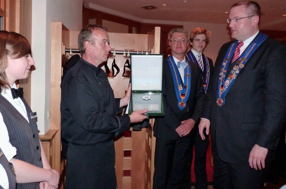 Claas Plesch (r.) ernennt Gerd Krippendorf, den Küchenchef des Berghotels „Zum Edelacker“ in Freyburg, zum Maitre des Rotisseurs.