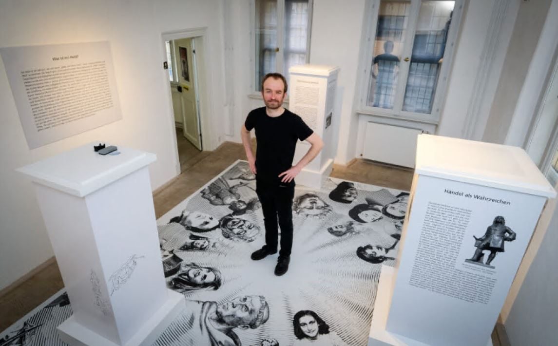 Drei leere Denkmalssockel empfangen den Besucher in der von Karl Altenburg kuratierten Schau „Runter vom Sockel!“.