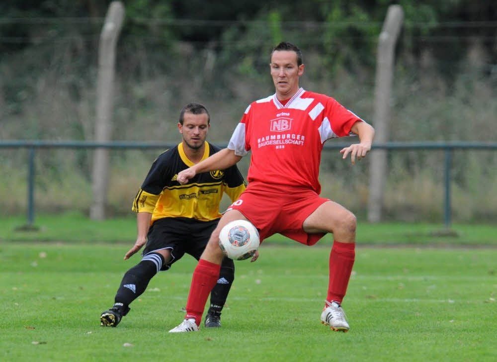 Die Naumburger Teams rahmen die Kreisoberliga-Tabelle nach der Hinrunde ein: Der NBC (hier Christian Werner/r.) ist Spitzenreiter, die 05-Reserve (hier Steven Hagge) Schlusslicht.