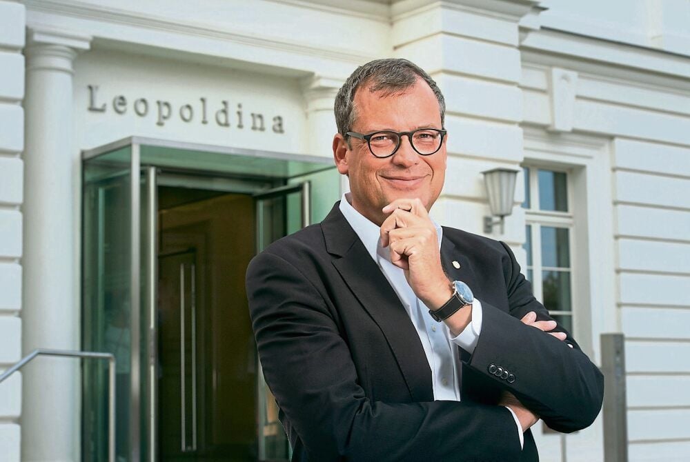 Gerald Haug vor dem Hauptgebäude der Leopoldina in Halle. Die Nationale Akademie der Wissenschaften gibt in der Pandemie Handlungsempfehlungen.
